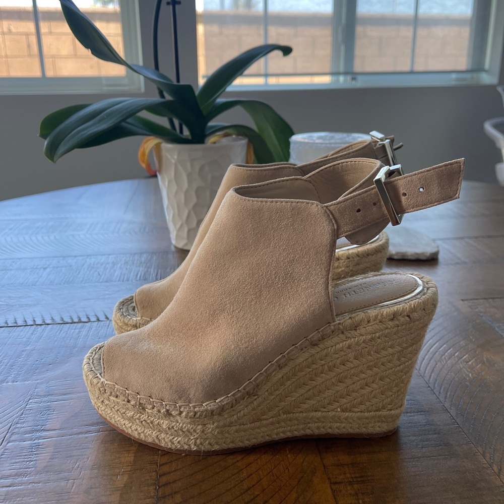 Kenneth Cole tan espadrille wedge, never worn